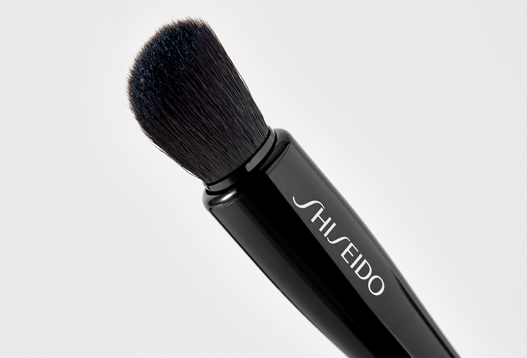 Shiseido Universal eyeshadow brush Naname fude