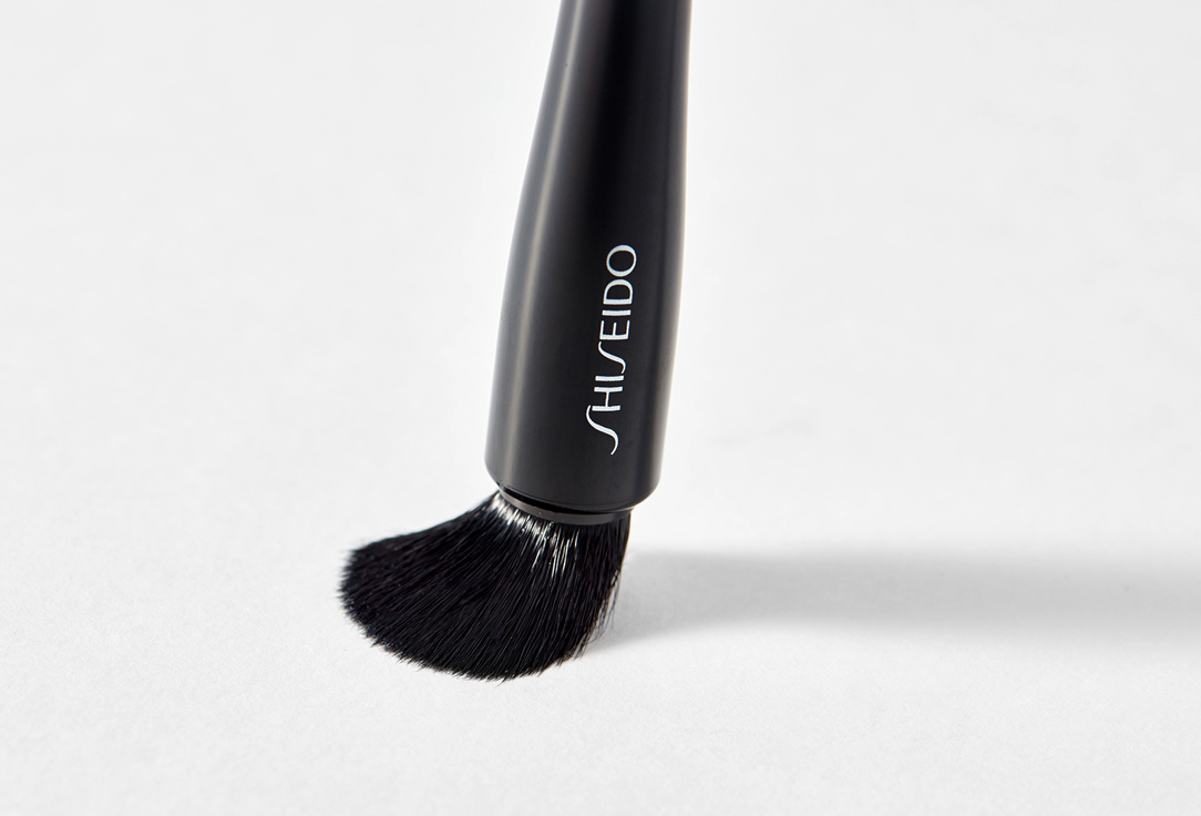 Shiseido Universal eyeshadow brush Naname fude