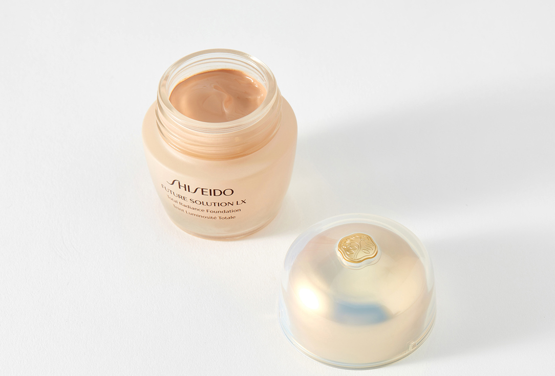 Shiseido Foundation with a radiant effect Future solution lx