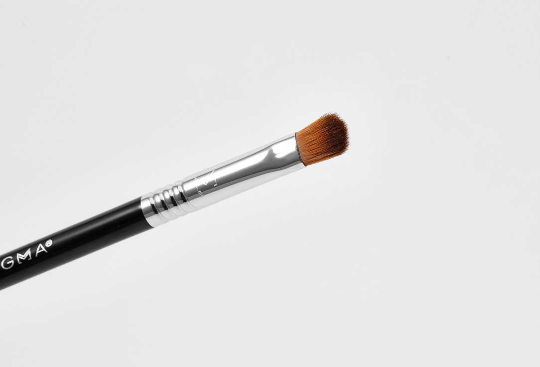 SIGMA BEAUTY MEDIUM SWEEPER BRUSH E54