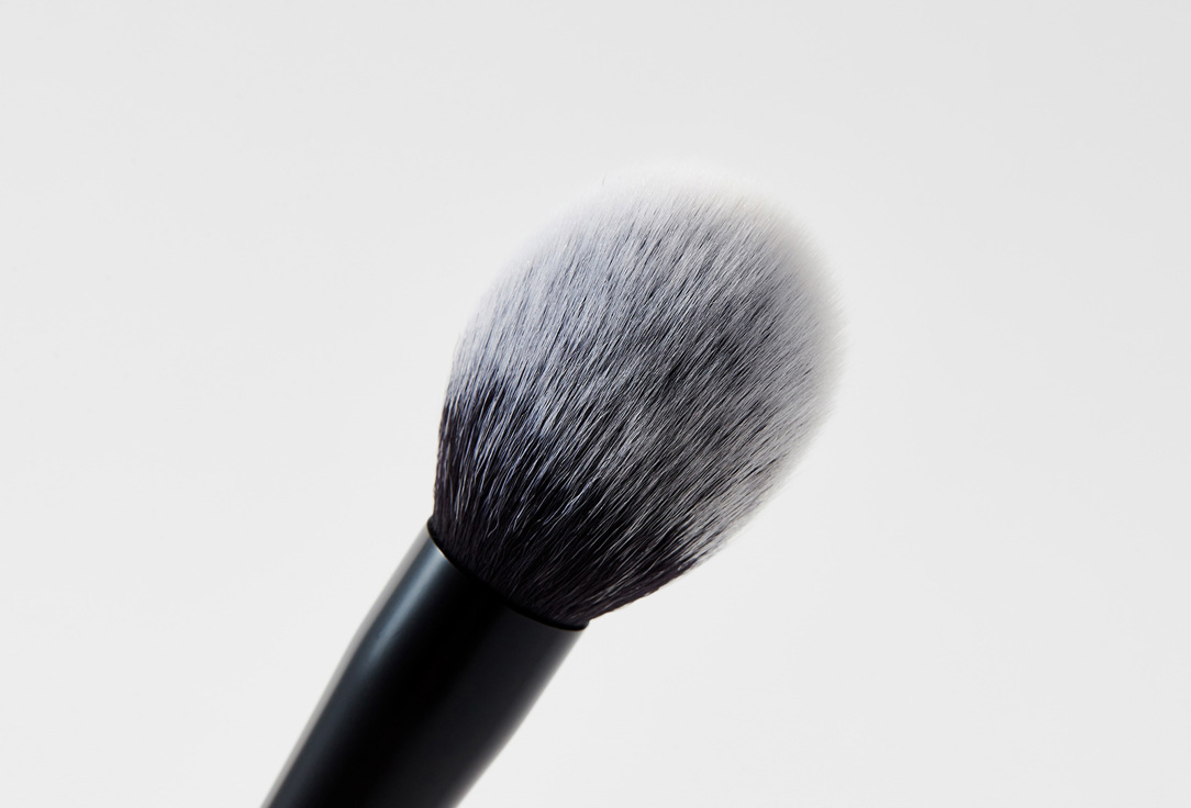 IsaDora Bronzing and contouring brush Face Perfector