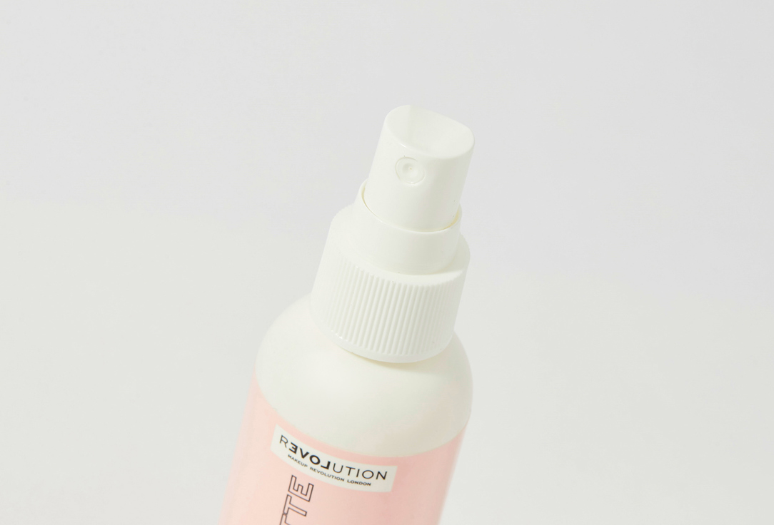 RELOVE REVOLUTION Makeup fixing spray Super Matte