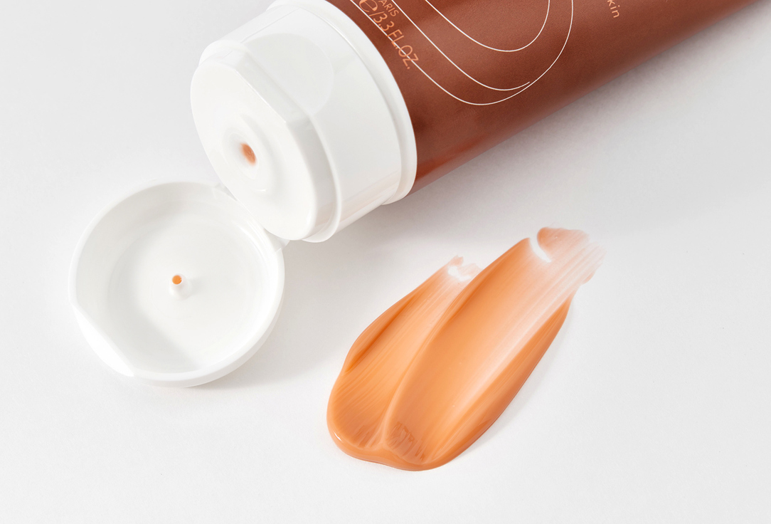 EAU THERMALE AVENE  Auto-bronzing agent for face and body with a natural tanning effect Moisturizing